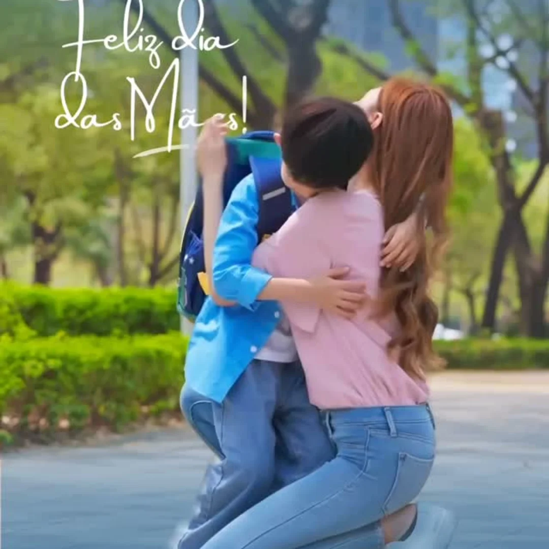 Post do Instagram - 📘👩‍🏫 Ser mãe é ser a primeira educadora, aquela que ensina com o olhar, com o cuidado e com o exe